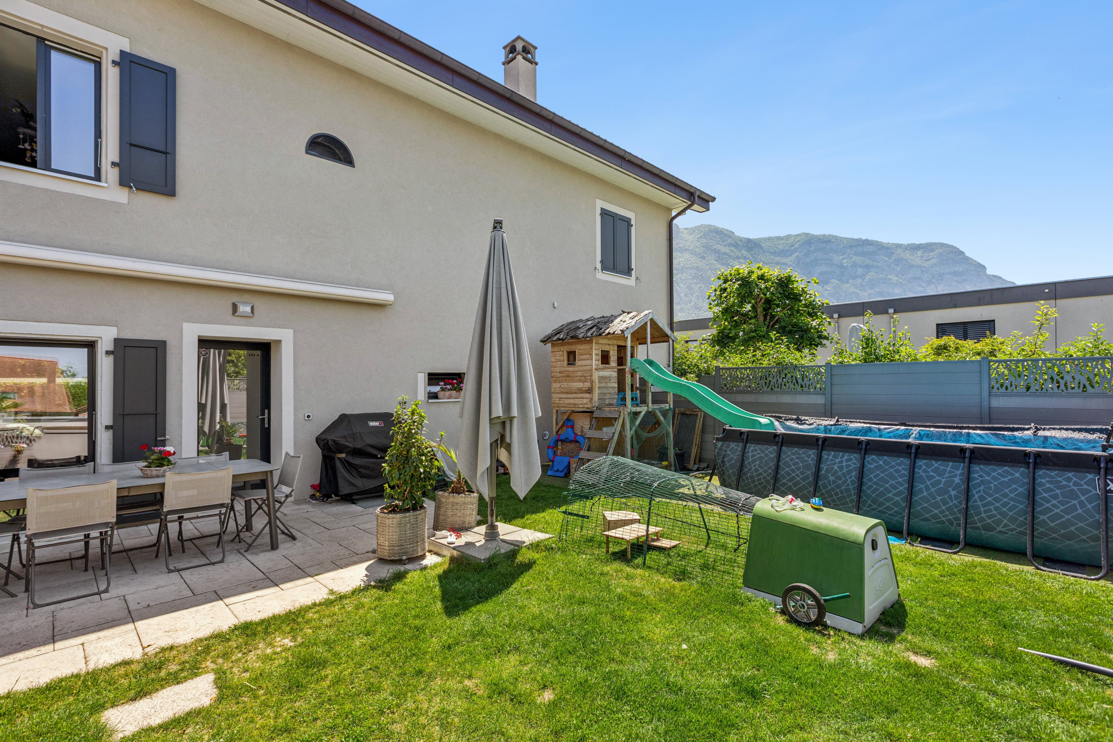Jardin cosy et bien aménagé