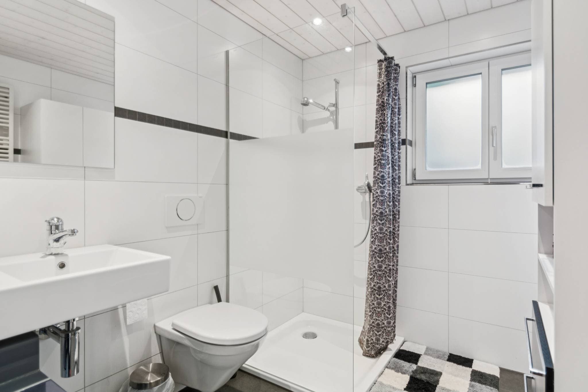 Salle de bains lumineuse et fonctionnelle.