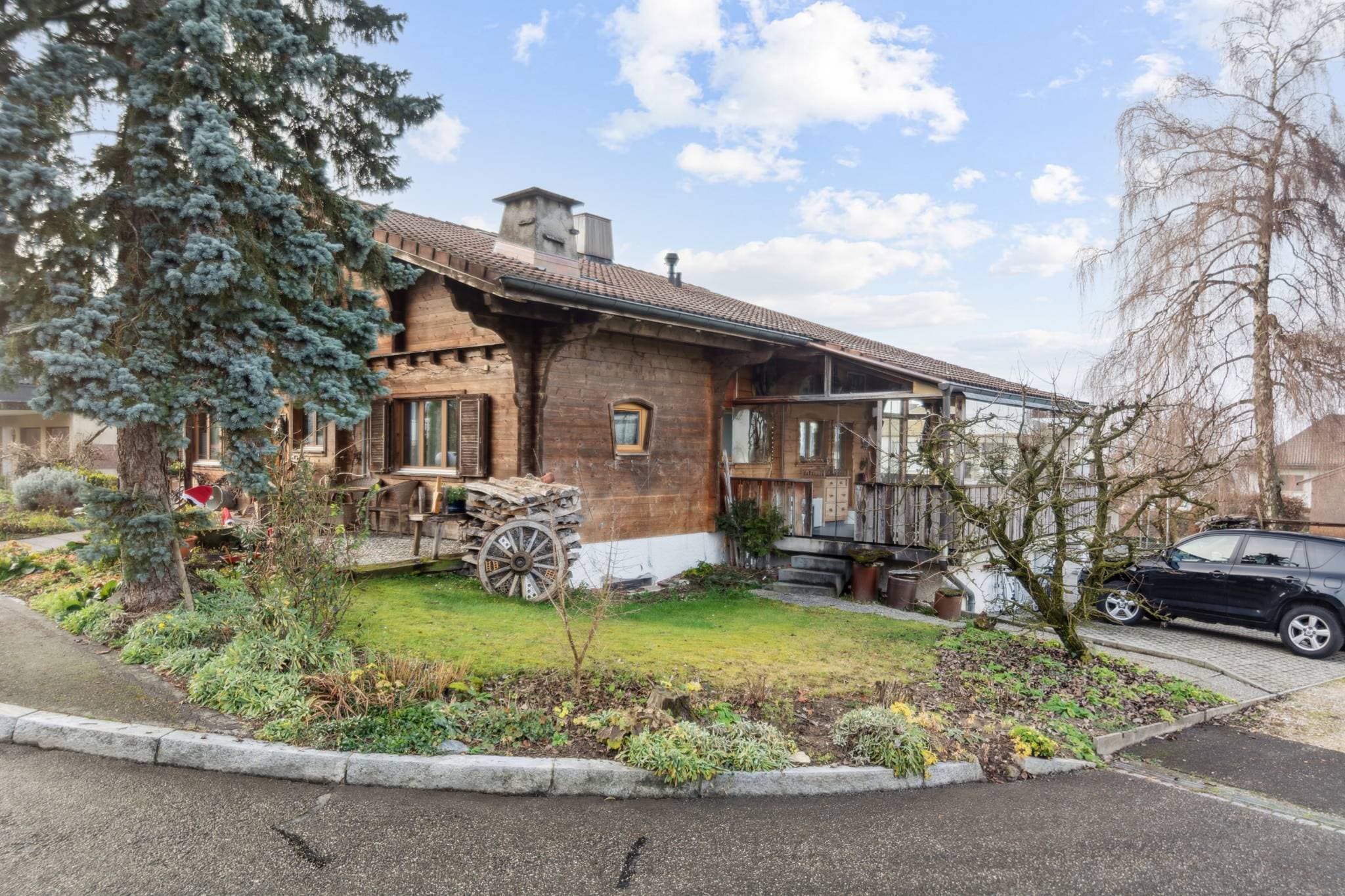 Vue extérieure de la maison avec son style chalet et son environnement calme.