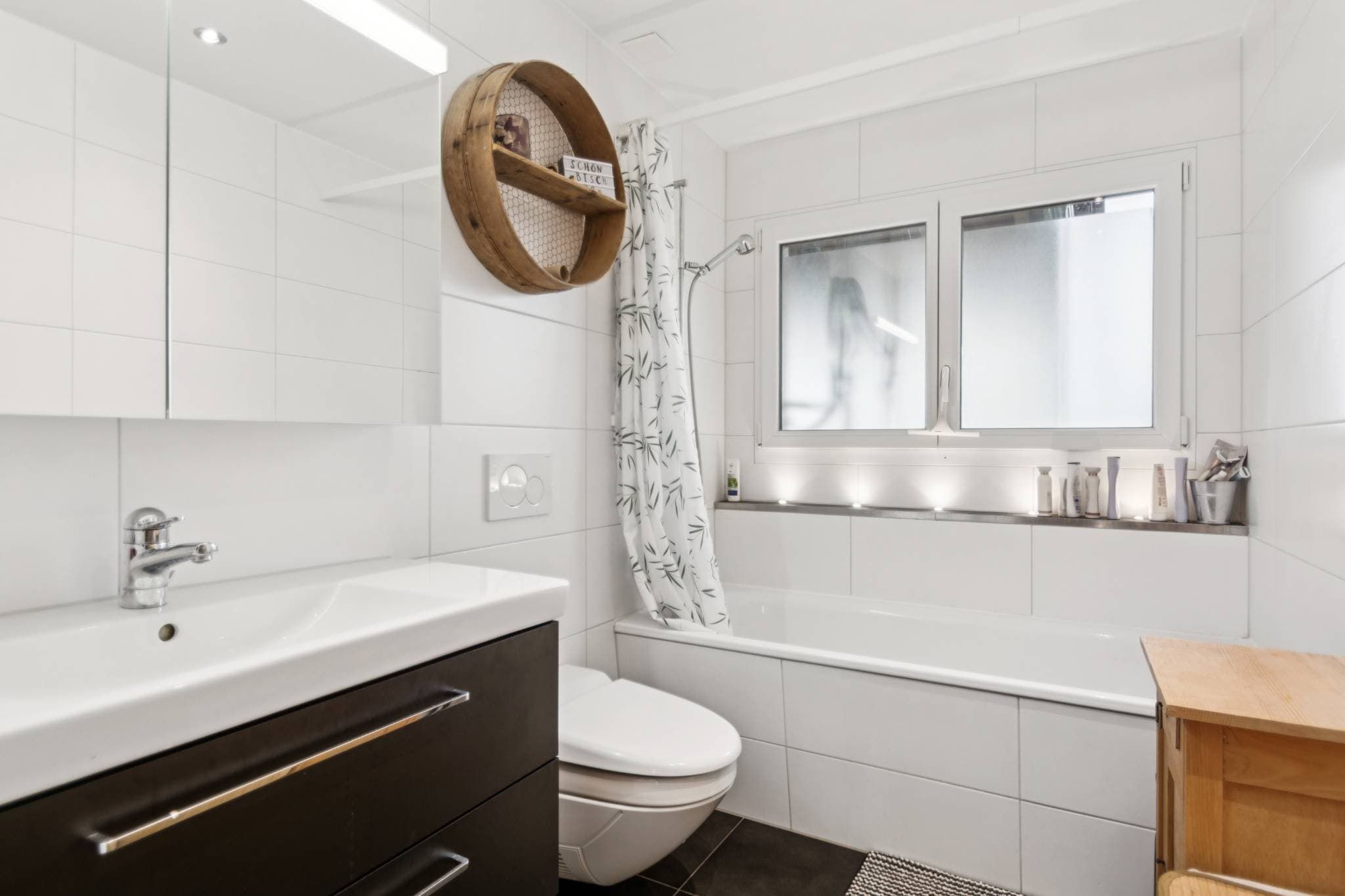 Salle d’eau moderne avec finitions soignées.