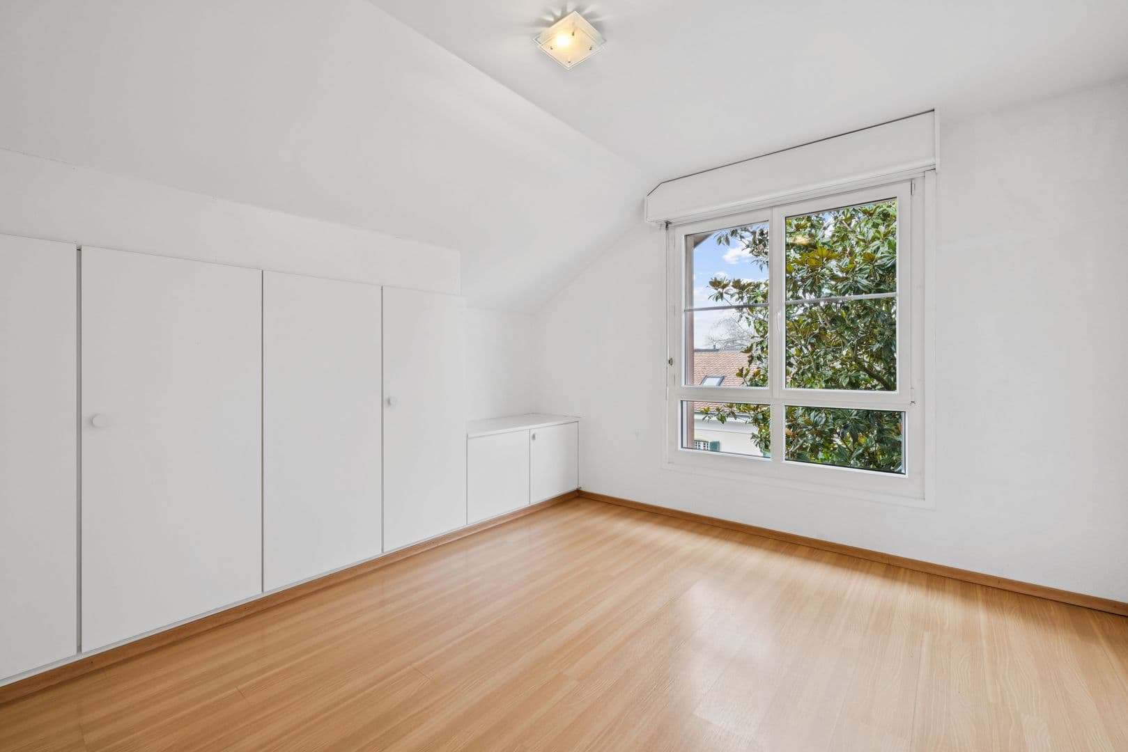 Une des nombreuses chambres à coucher, avec armoires intégrées