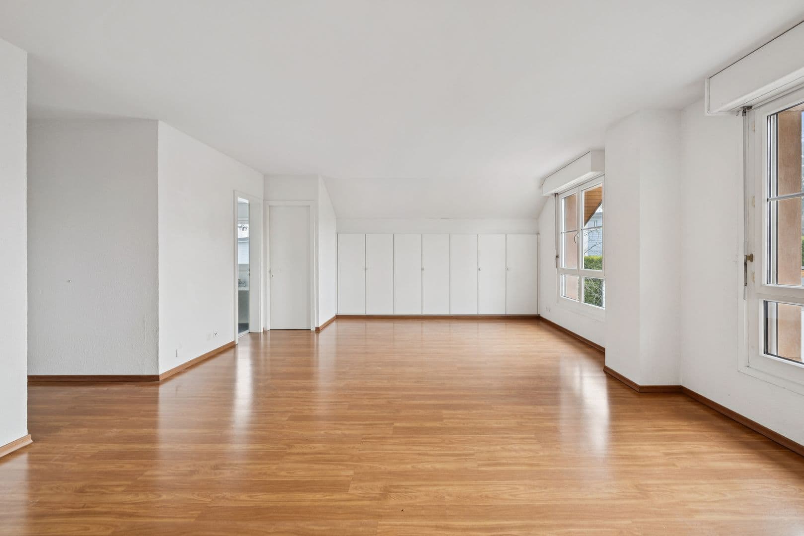 La très grande suite parentale, avec ses placards encastrés et un dressing attenant
