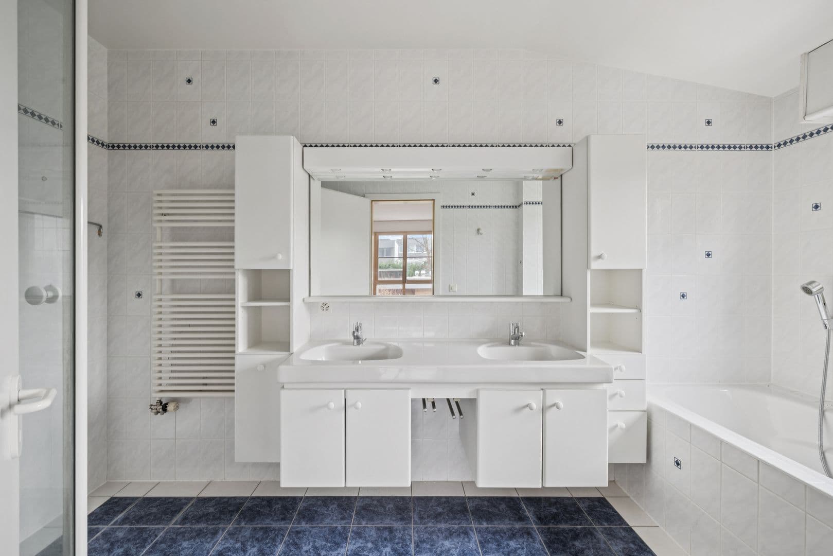 La salle de bains complète de la suite parentale, avec douche, baignoire et lavabo double