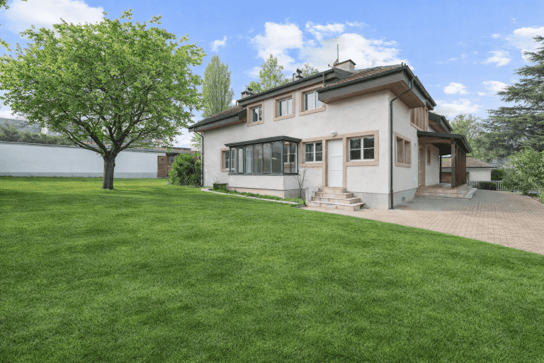 Vaste propriété familiale avec son jardin