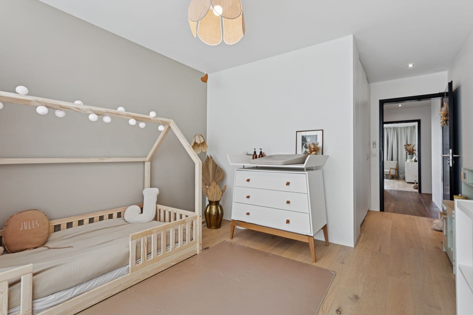 Chambre à coucher enfant avec armoires intégrées