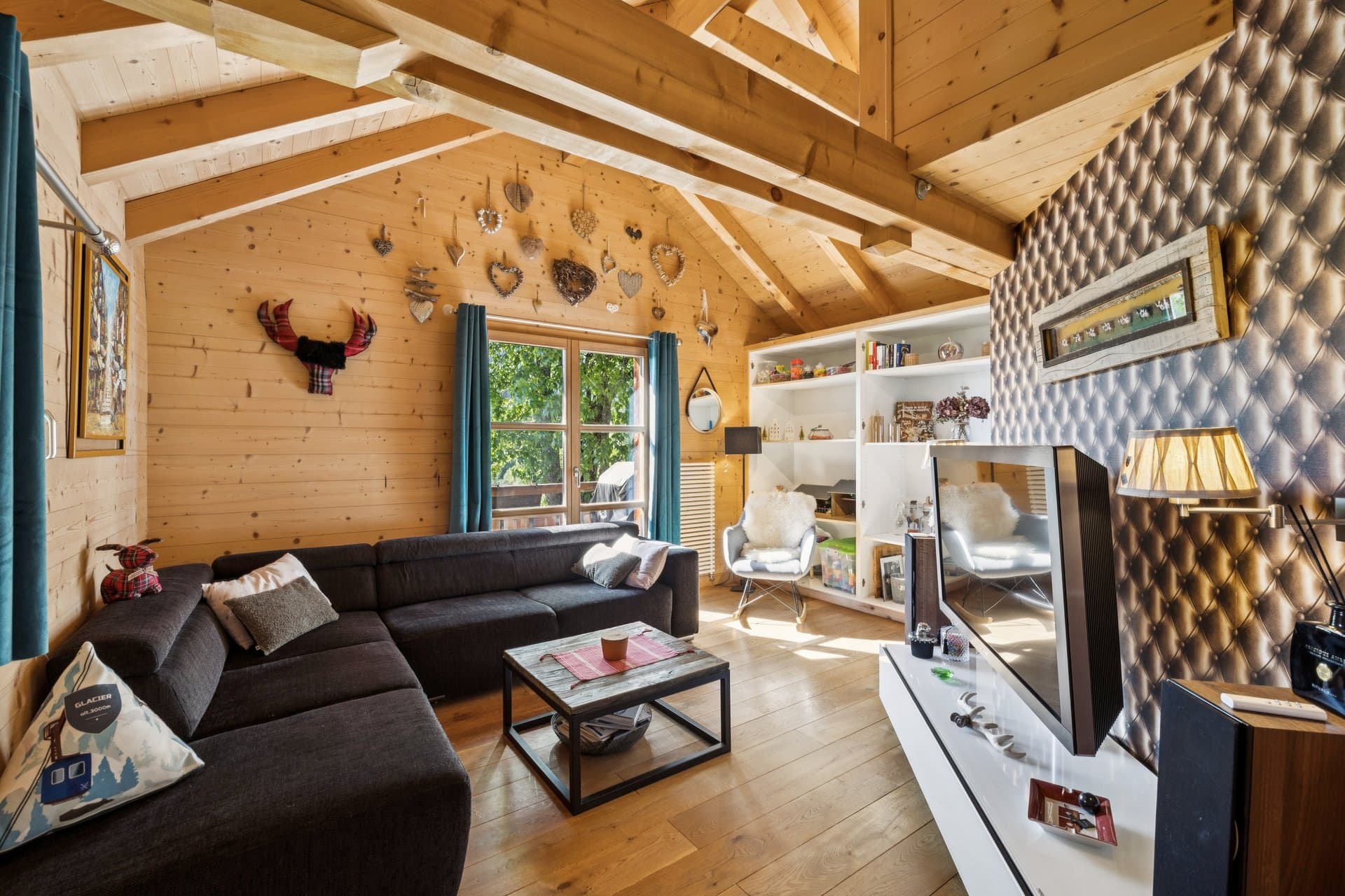 Un élégant salon avec accès au balcon, pouvant être aménagé en chambre supplémentaire grâce à sa salle de bains attenante