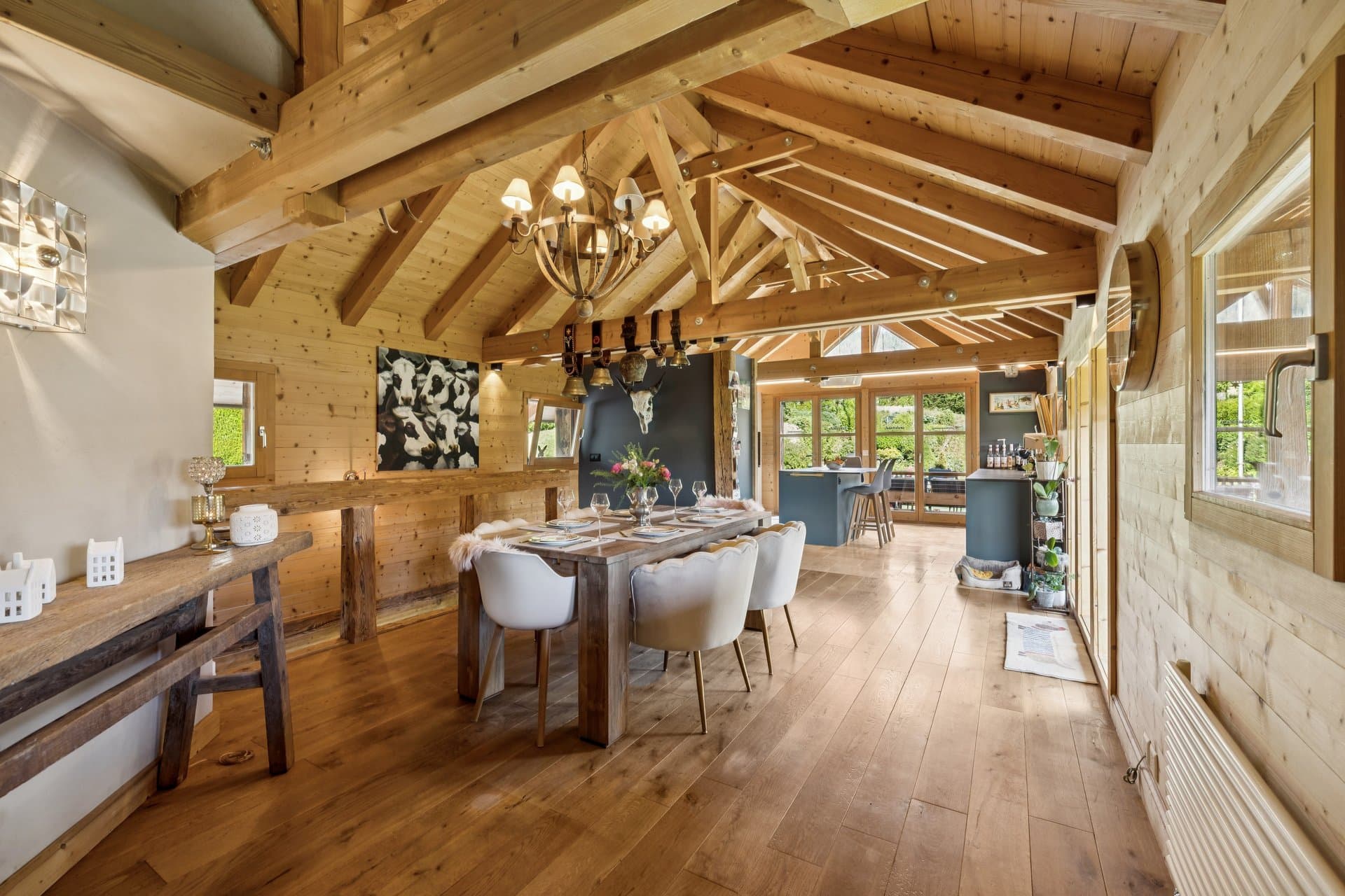 Une généreuse salle à manger ouverte sur la cuisine, idéale pour recevoir famille et amis