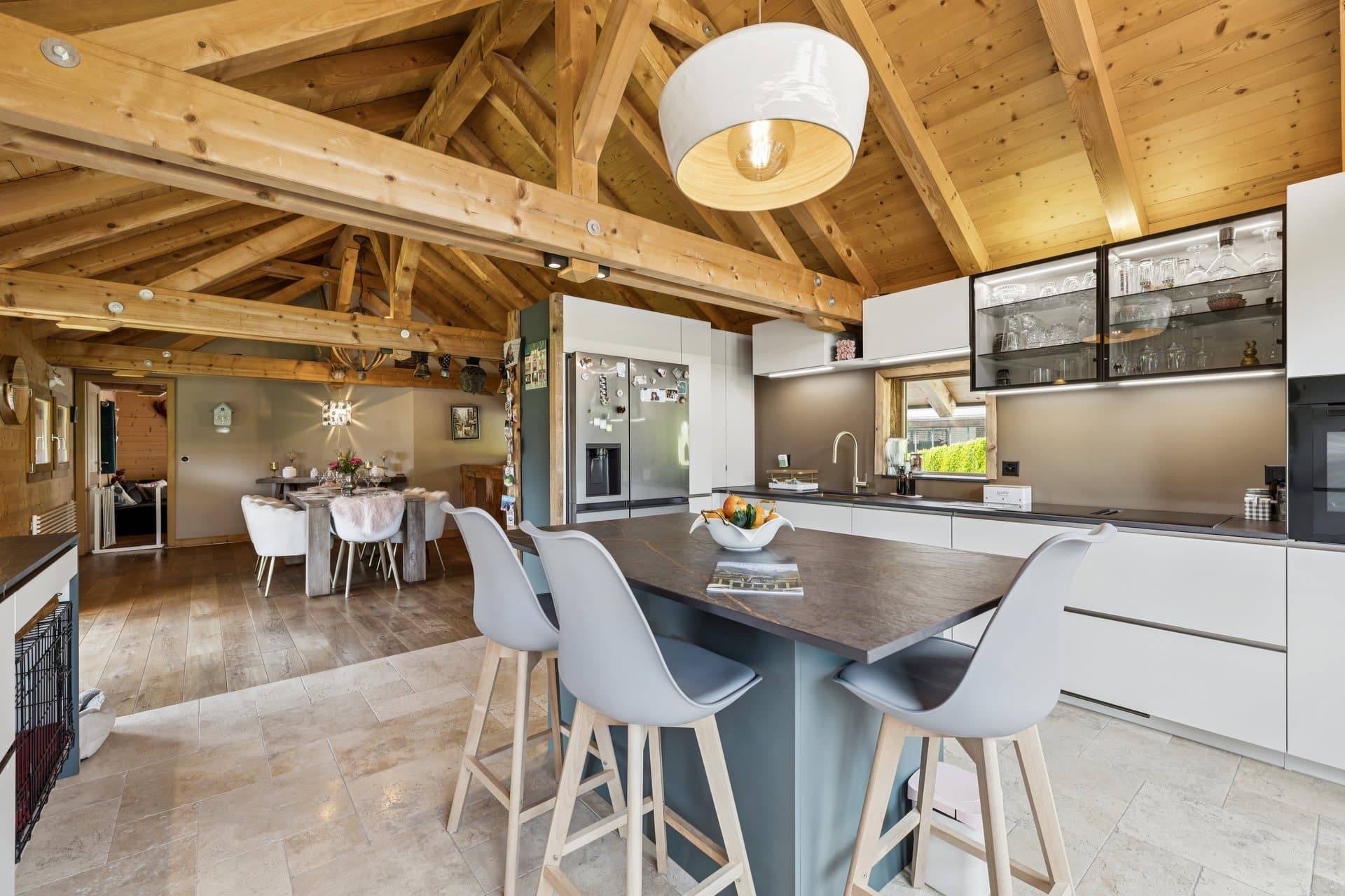 Véritable cœur de la maison, la cuisine se prolonge naturellement vers l'espace repas dans une atmosphère chaleureuse et conviviale