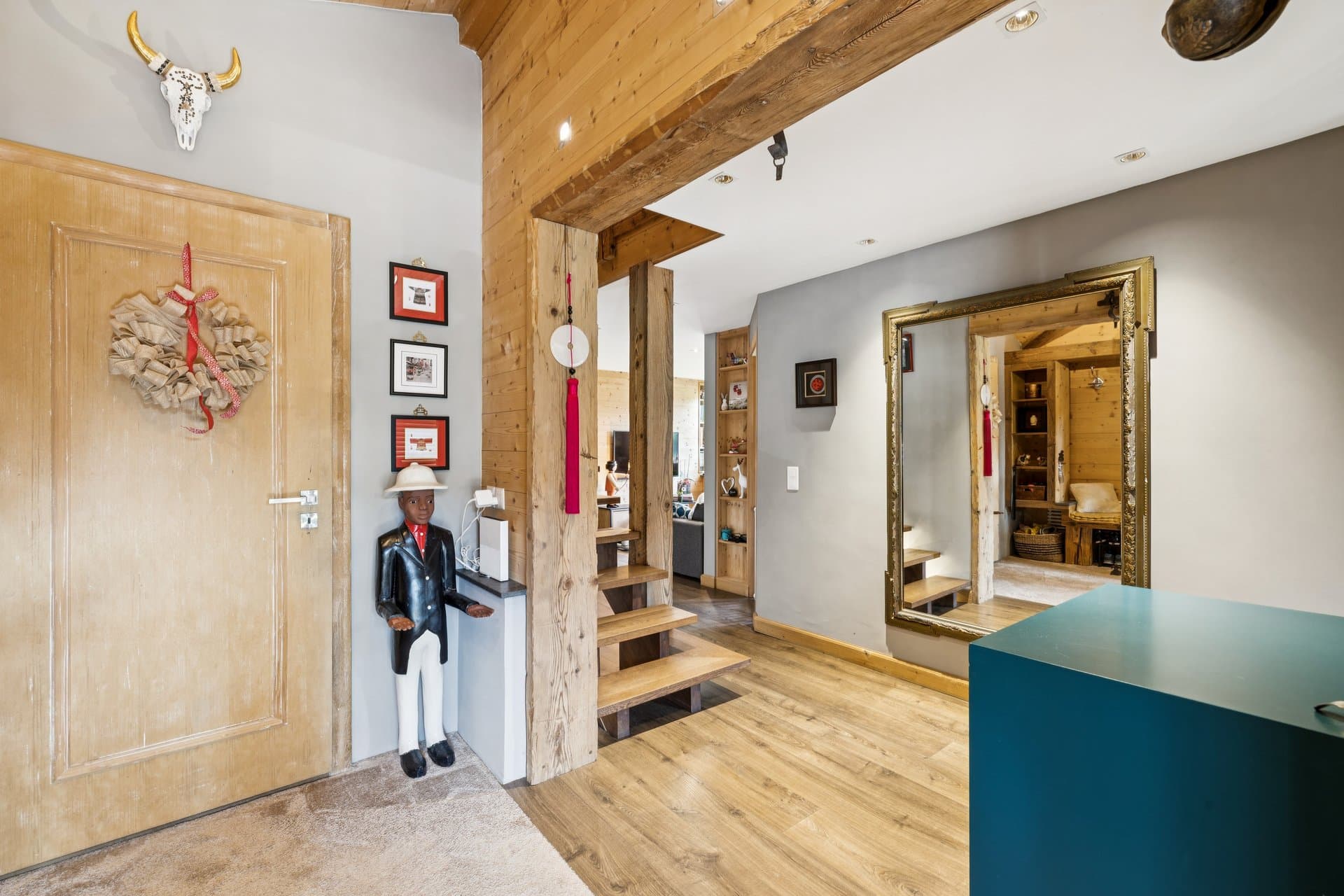 Un hall d'entrée élégant sublimé par les matériaux nobles et le charme du bois