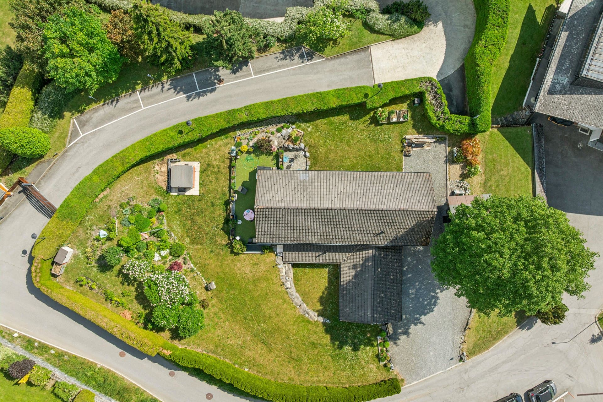 Vue d'ensemble de la propriété mettant en valeur ses espaces extérieurs et son excellente intimité