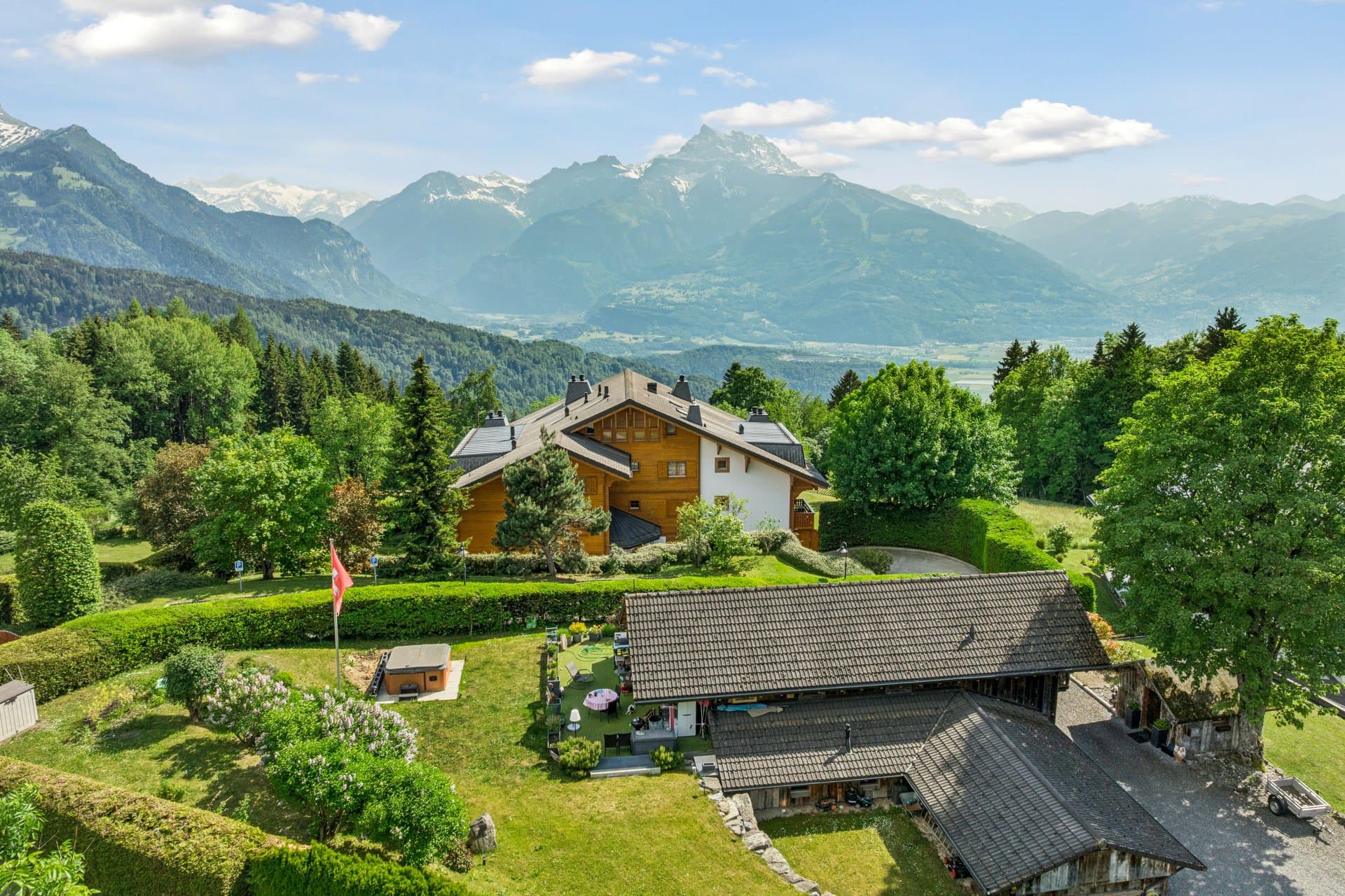 Un environnement verdoyant sublimé par de belles échappées visuelles sur les emblématiques Dents du Midi