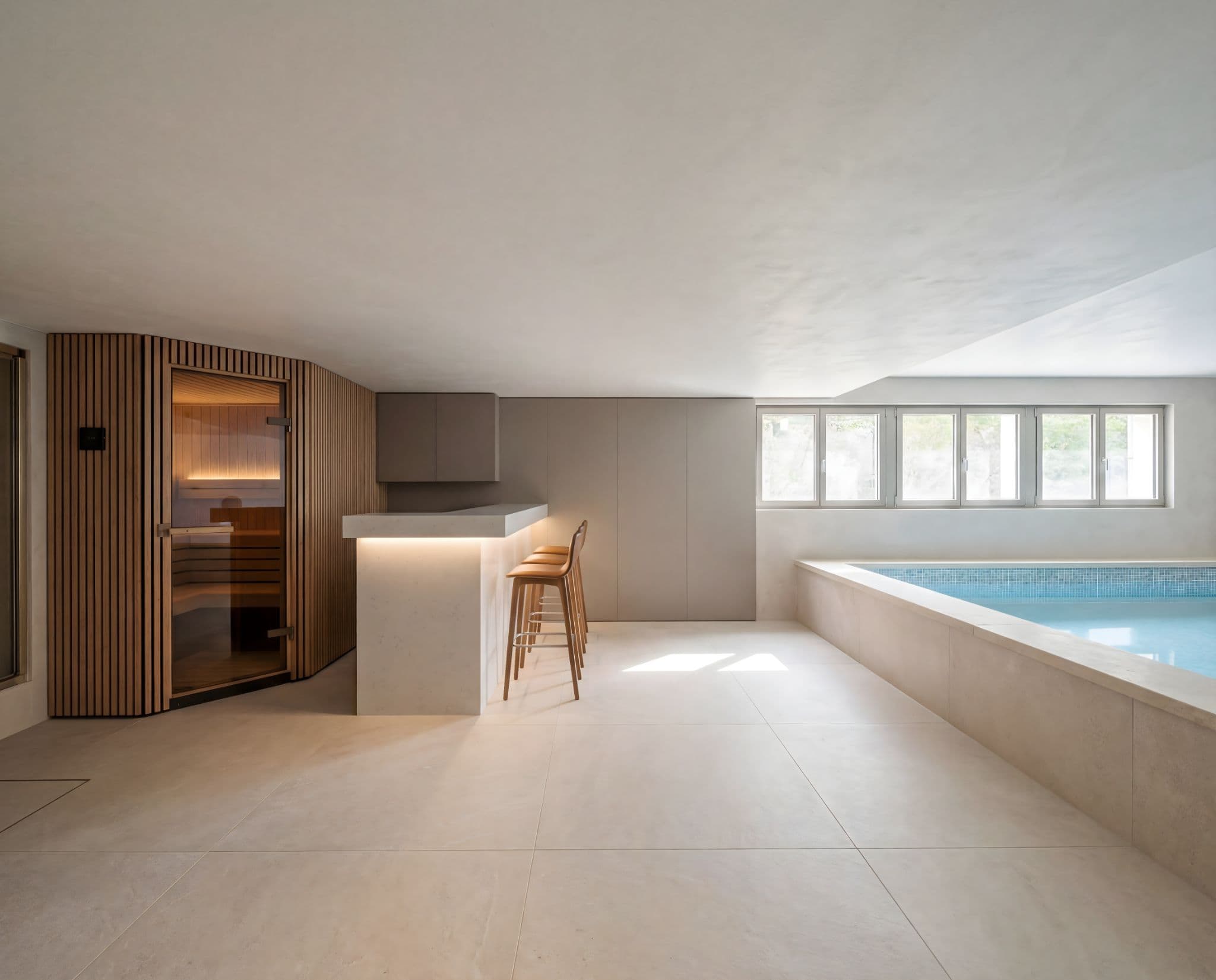 Piscine intérieure après Home staging
