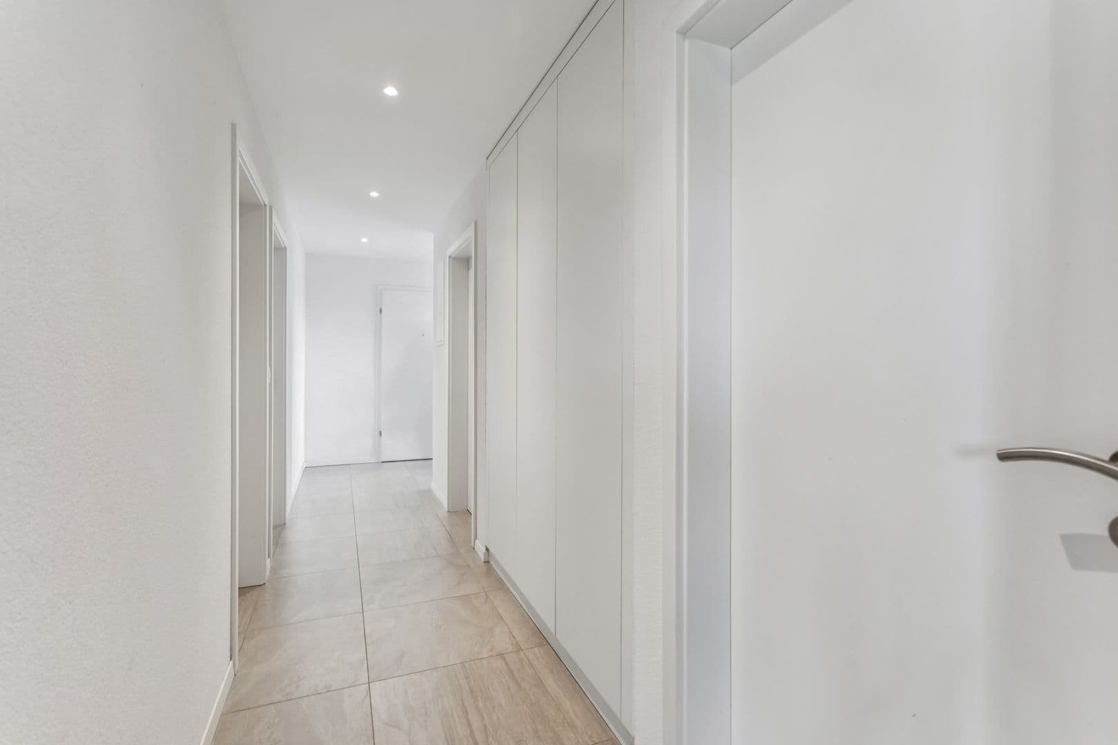 Hall de distribution avec armoires