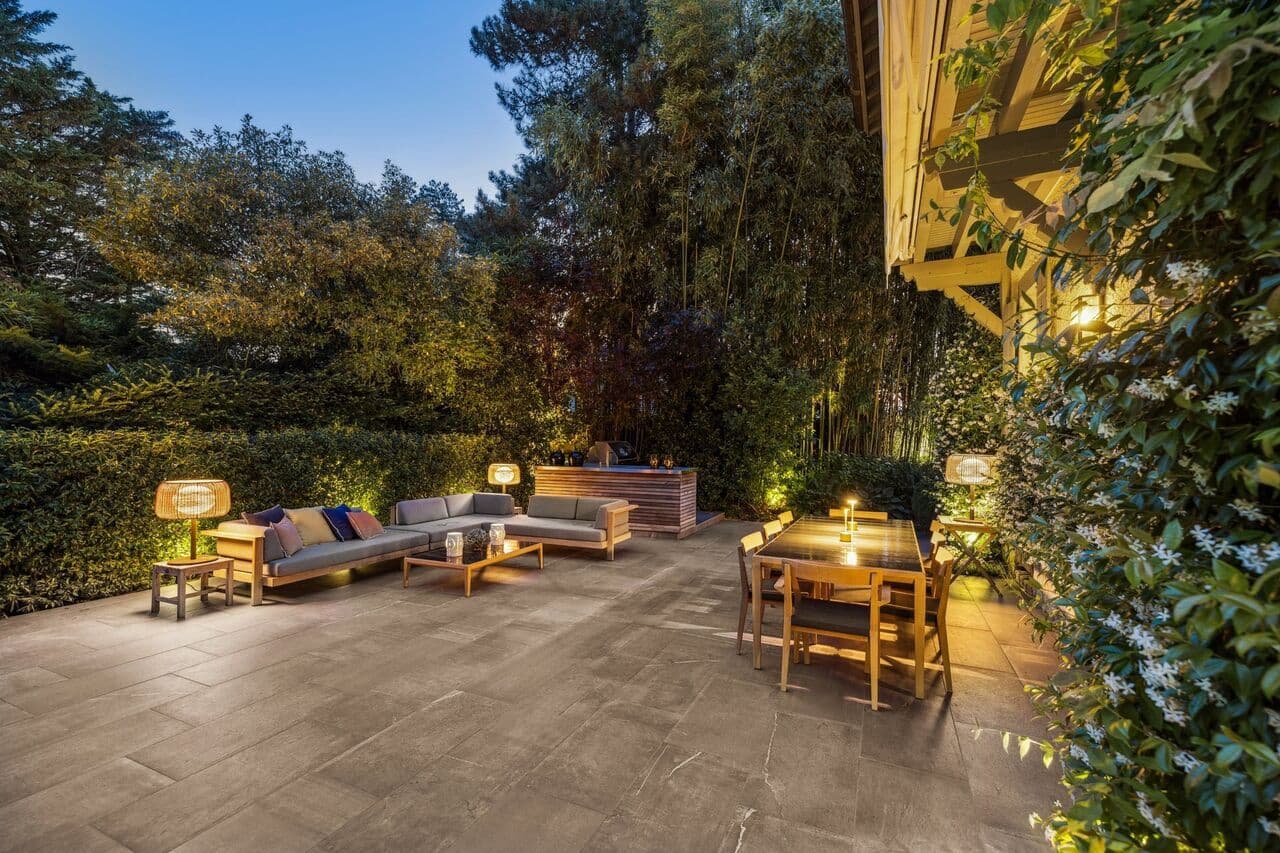 Grande terrasse avec cuisine d'été complète