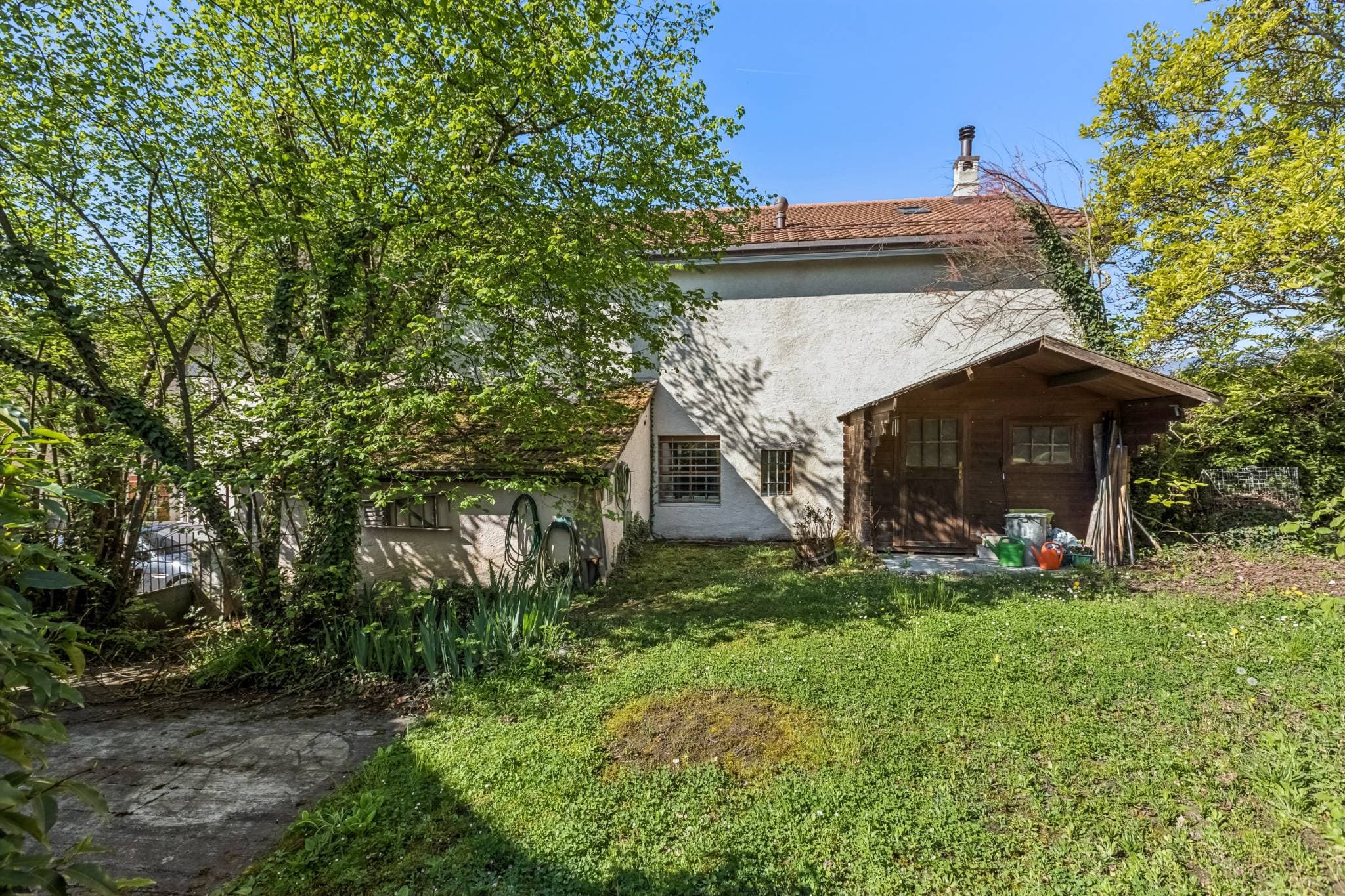 Le jardin intimiste, avec son cabanon et son espace terrasse