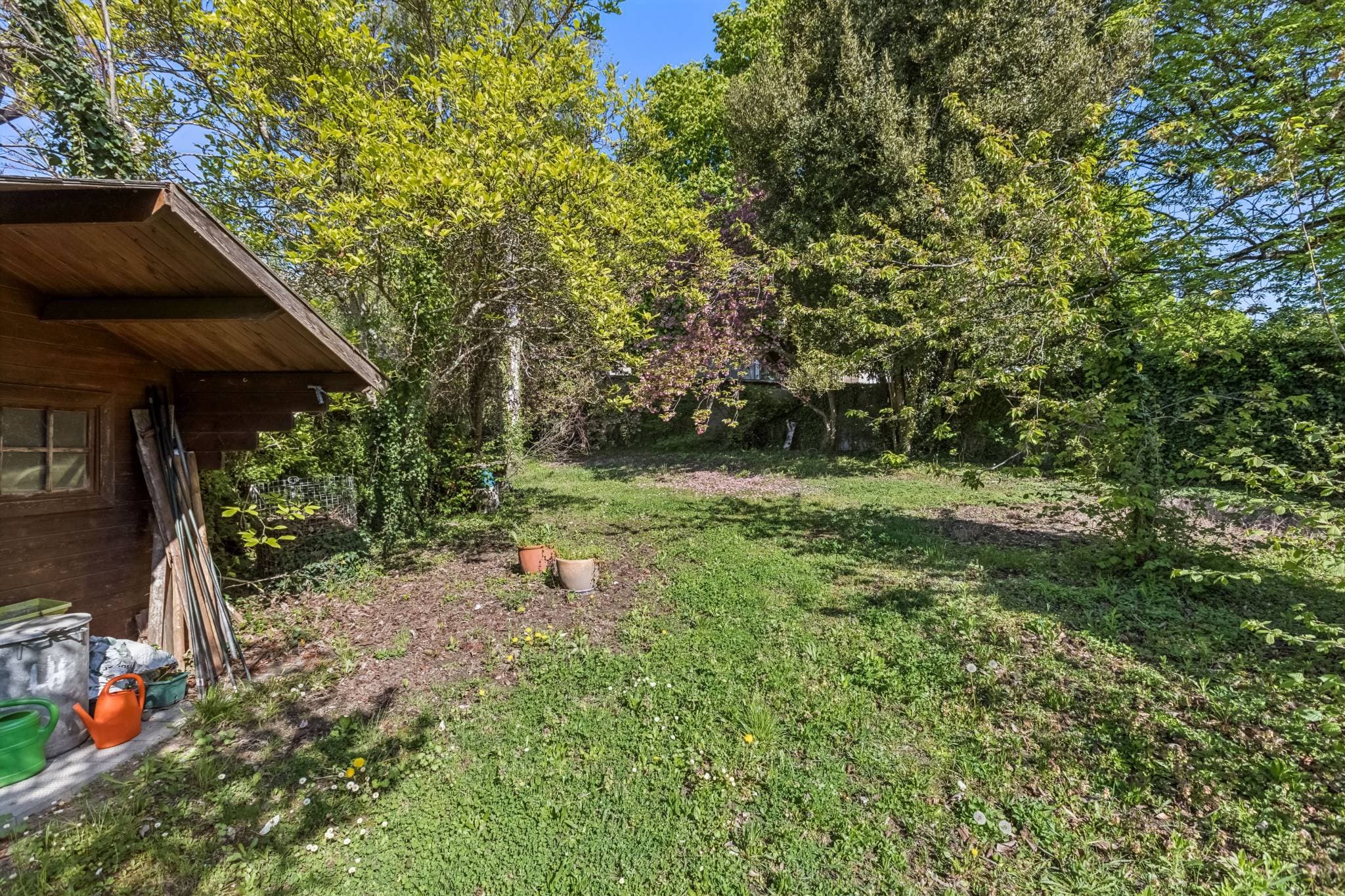 Le jardin intimiste, avec son cabanon et son espace terrasse